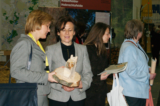 Dr. Ute Seeling (links) im Gespräch mit Ministerin Margit Conrad, Ministerium für Umwelt und Forsten Rheinland-Pfalz