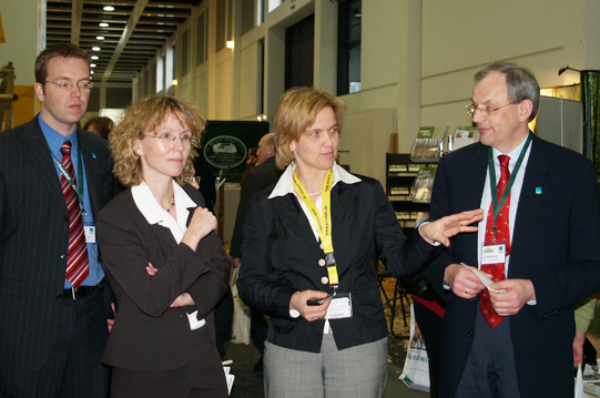 Dr. Ute Seeling (Bildmitte) beim Rundgang mit Dr. Born (rechts), Generalsekretär des Deutschen Bauernverbandes
